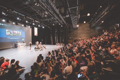 Tänzer auf der Bühne des School Dance Battles