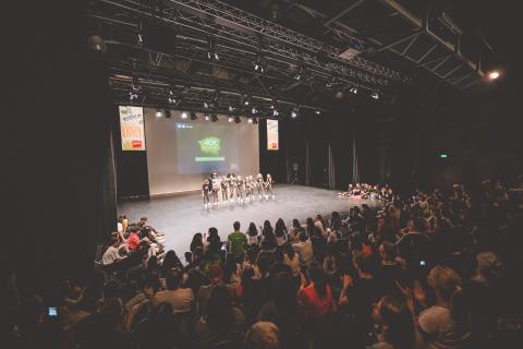 Tänzer auf der Bühne des School Dance Battles