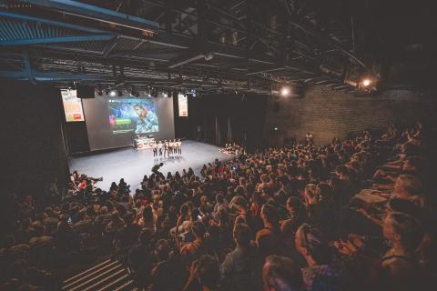 Tänzer auf der Bühne des School Dance Battles