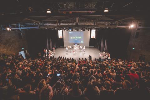 Tänzer auf der Bühne des School Dance Battles