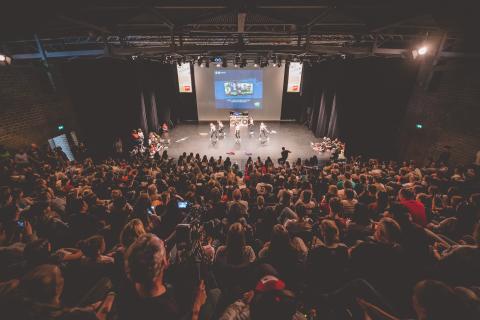 Tänzer auf der Bühne des School Dance Battles