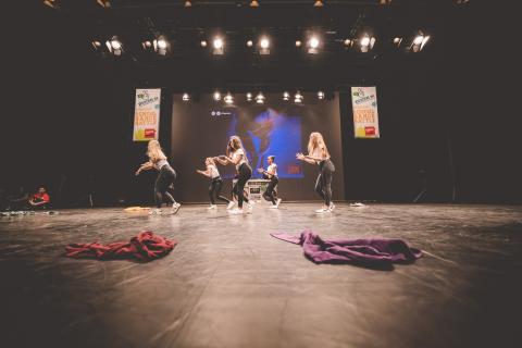 Tänzer auf der Bühne des School Dance Battles