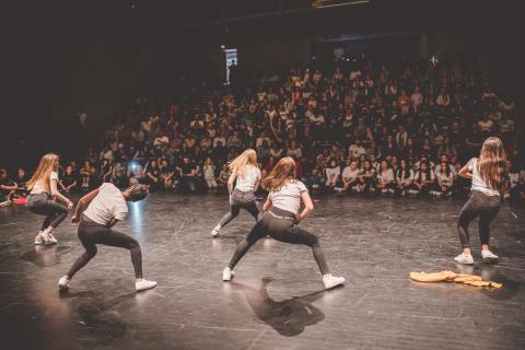 Tänzer auf der Bühne des School Dance Battles