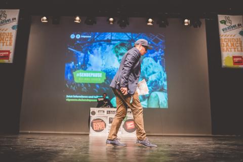 Moderator Siva auf der Bühne des School Dance Battles