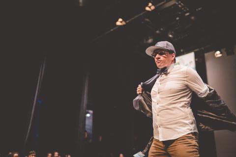 Moderator Siva auf der Bühne des School Dance Battles