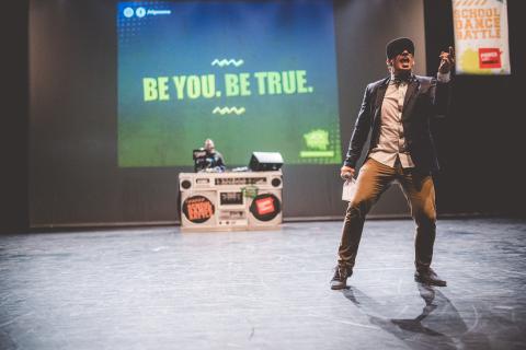 Moderator Siva auf der Bühne des School Dance Battles