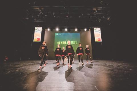 Tänzer auf der Bühne des School Dance Battles