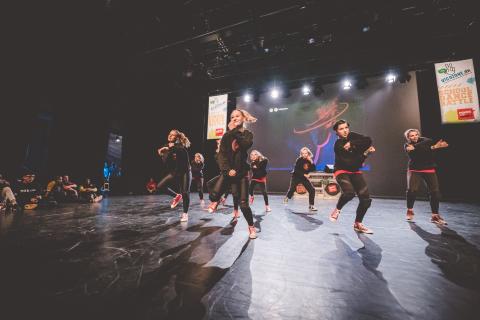 Tänzer auf der Bühne des School Dance Battles
