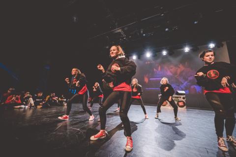Tänzer auf der Bühne des School Dance Battles