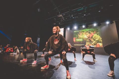 Tänzer auf der Bühne des School Dance Battles