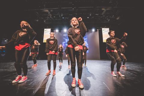 Tänzer auf der Bühne des School Dance Battles