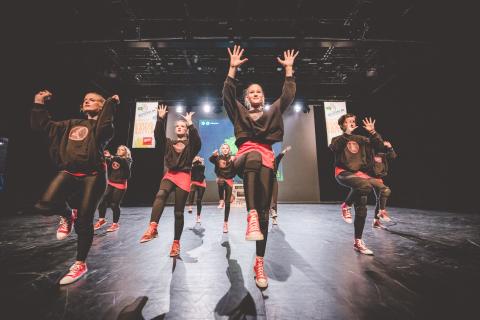 Tänzer auf der Bühne des School Dance Battles