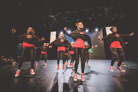 Tänzer auf der Bühne des School Dance Battles