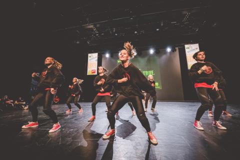 Tänzer auf der Bühne des School Dance Battles