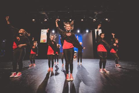 Tänzer auf der Bühne des School Dance Battles