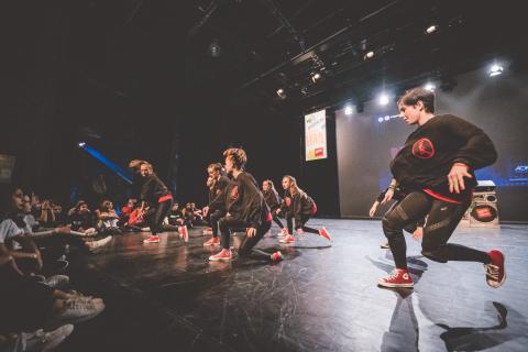 Tänzer auf der Bühne des School Dance Battles