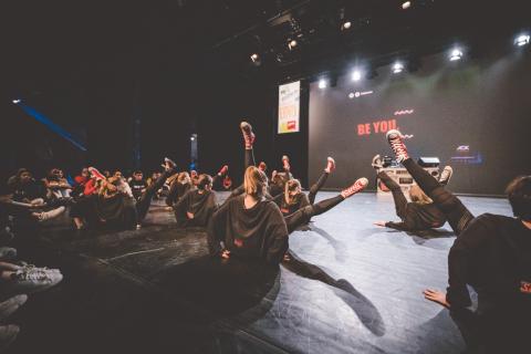 Tänzer auf der Bühne des School Dance Battles