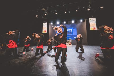 Tänzer auf der Bühne des School Dance Battles