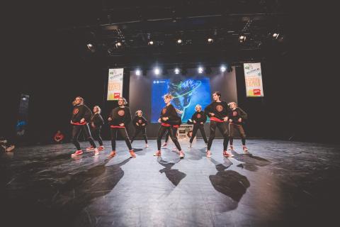Tänzer auf der Bühne des School Dance Battles