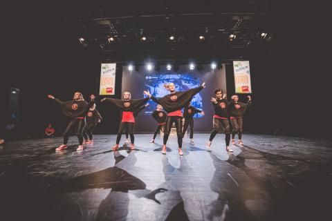 Tänzer auf der Bühne des School Dance Battles