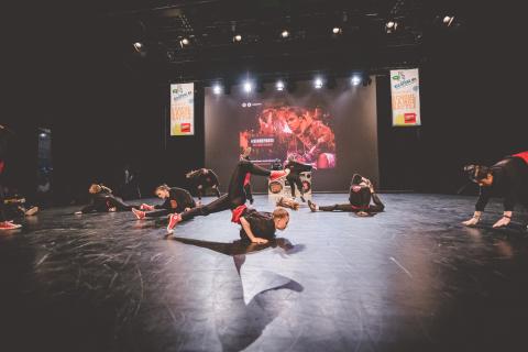 Tänzer auf der Bühne des School Dance Battles