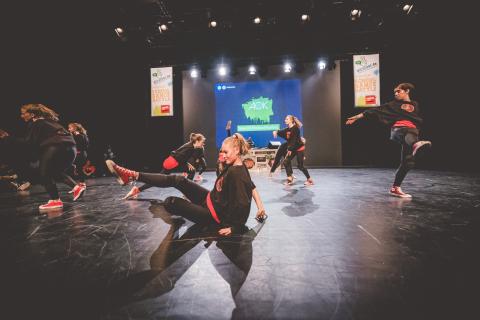 Tänzer auf der Bühne des School Dance Battles