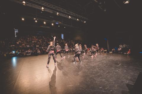 Tänzer auf der Bühne des School Dance Battles