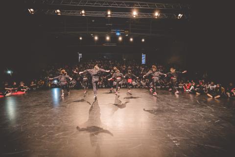 Tänzer auf der Bühne des School Dance Battles