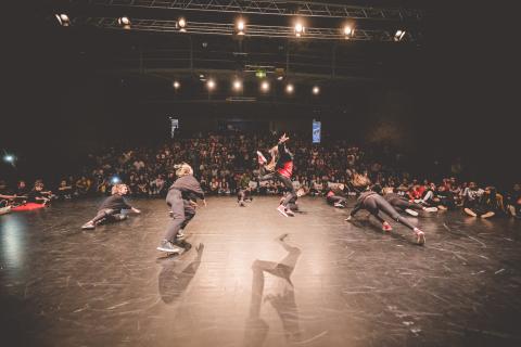 Tänzer auf der Bühne des School Dance Battles