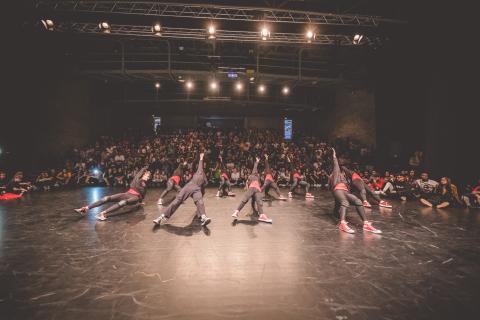 Tänzer auf der Bühne des School Dance Battles