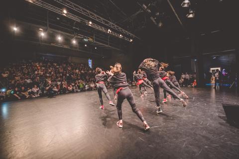 Tänzer auf der Bühne des School Dance Battles