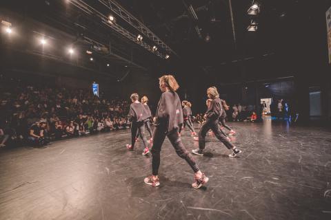 Tänzer auf der Bühne des School Dance Battles
