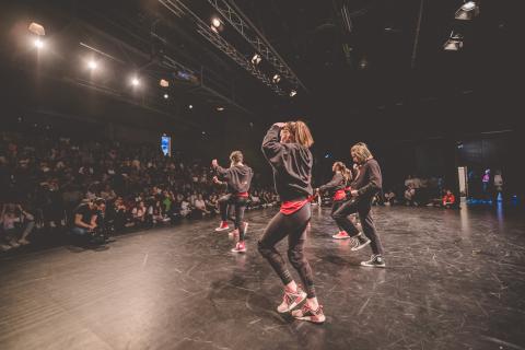 Tänzer auf der Bühne des School Dance Battles