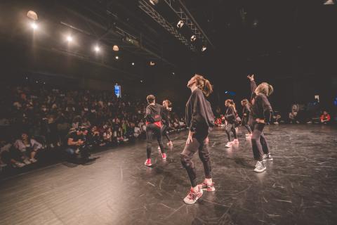 Tänzer auf der Bühne des School Dance Battles