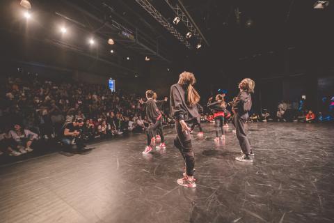 Tänzer auf der Bühne des School Dance Battles