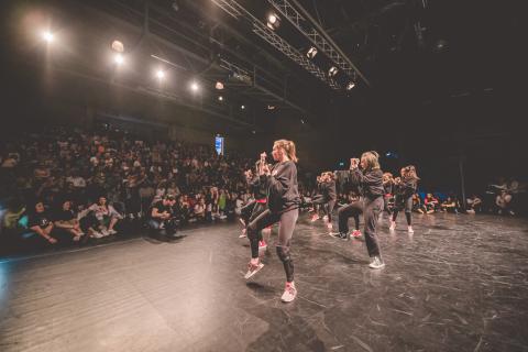 Tänzer auf der Bühne des School Dance Battles