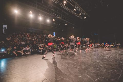 Tänzer auf der Bühne des School Dance Battles