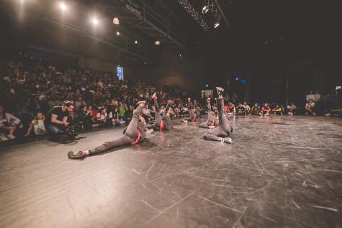 Tänzer auf der Bühne des School Dance Battles