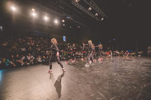 Tänzer auf der Bühne des School Dance Battles