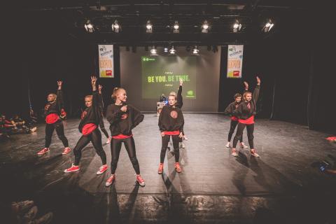Tänzer auf der Bühne des School Dance Battles