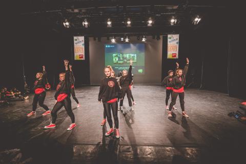 Tänzer auf der Bühne des School Dance Battles