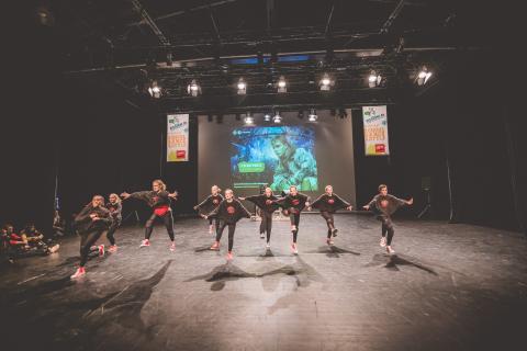 Tänzer auf der Bühne des School Dance Battles