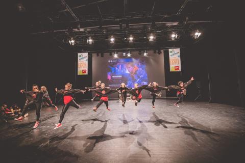 Tänzer auf der Bühne des School Dance Battles
