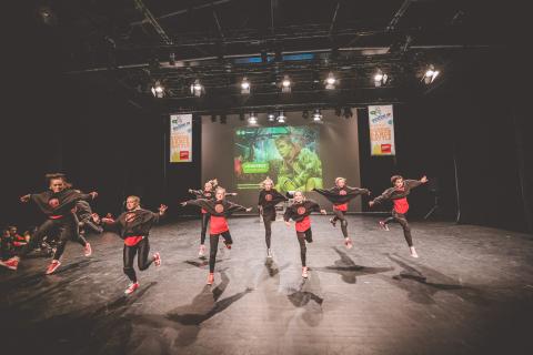 Tänzer auf der Bühne des School Dance Battles