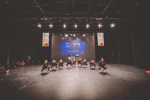 Tänzer auf der Bühne des School Dance Battles