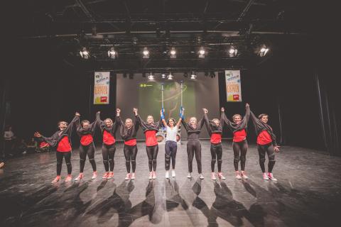 Tänzer auf der Bühne des School Dance Battles