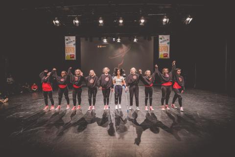 Tänzer auf der Bühne des School Dance Battles