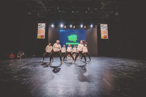 Tänzer auf der Bühne des School Dance Battles