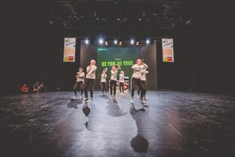 Tänzer auf der Bühne des School Dance Battles