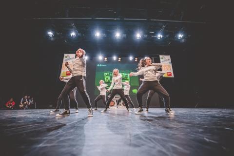 Tänzer auf der Bühne des School Dance Battles